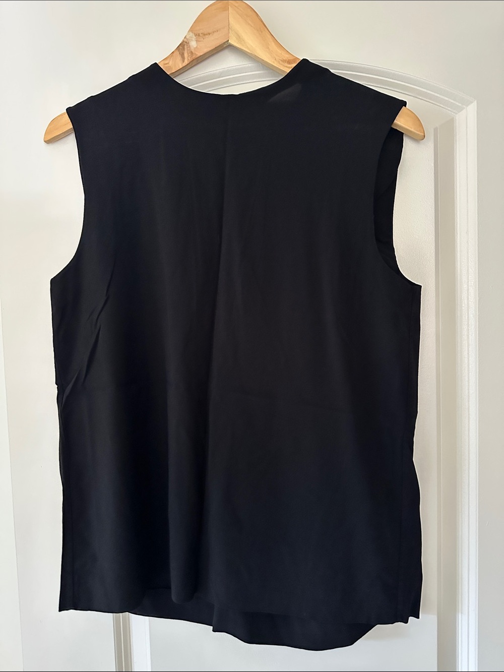 Vince Black Sleeveless Silk-Like Viscose Shell Top